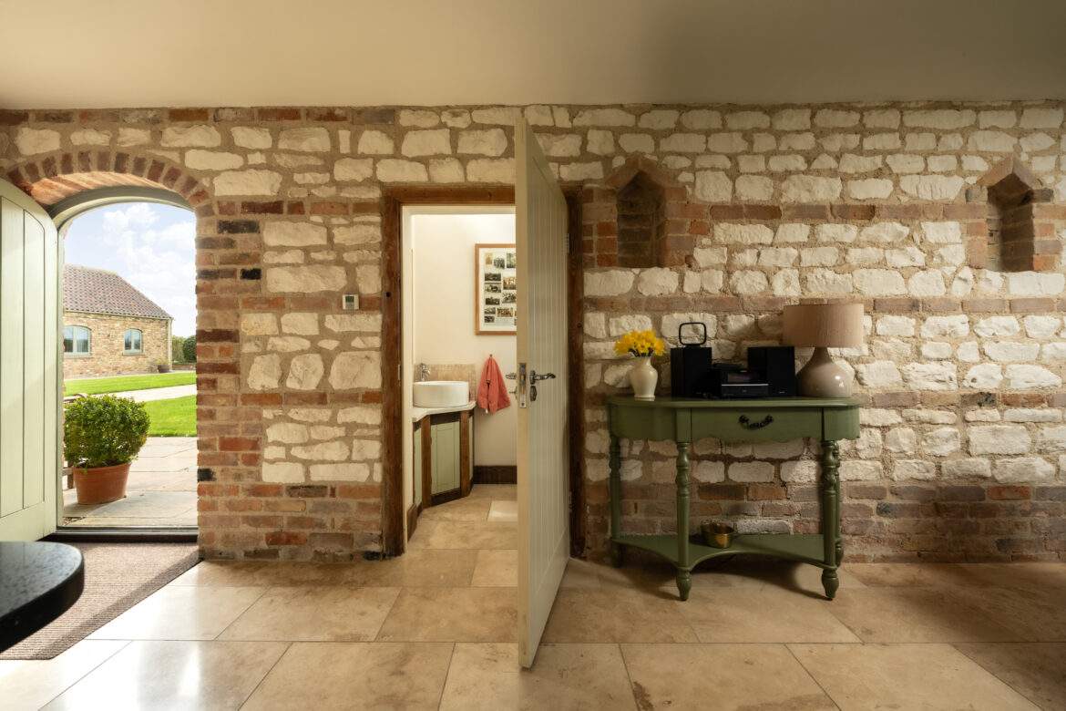 _MAR0604-Edit Hayloft door to courtyard