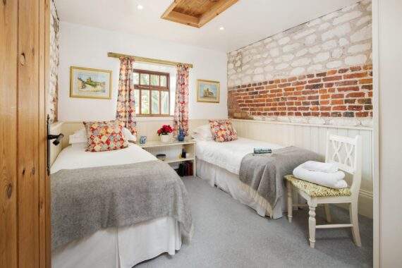 Ostlers twin bedroom Mar 2018 M2