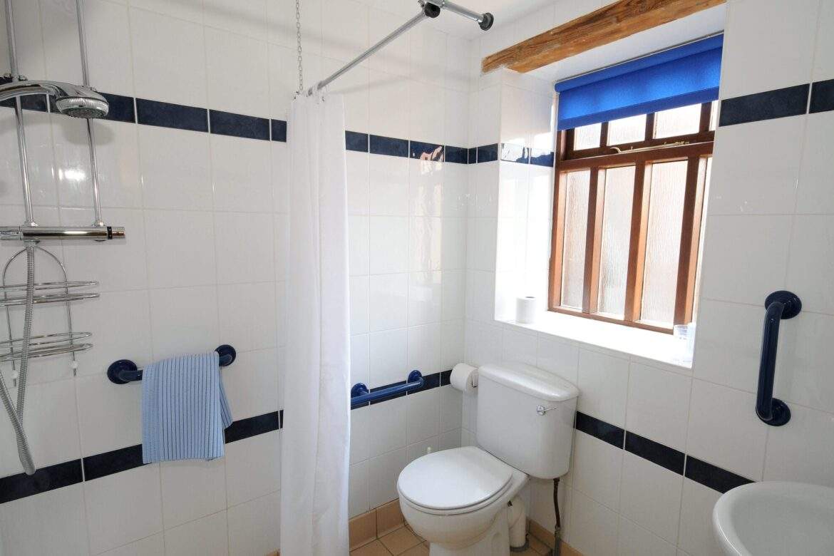 Ensuite to twin Ostler’s Corner, Field House Ensuite to ground floor twin room. Ostler's Corner, Field House Farm Cottages, Heritage Escapes